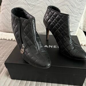 Chanel stiletto booties quilted leathet sz 40